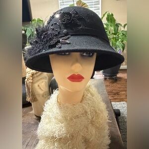 EUC Something Special Cloche Hat Womens 100% Wool Felt Flower Feathers Black